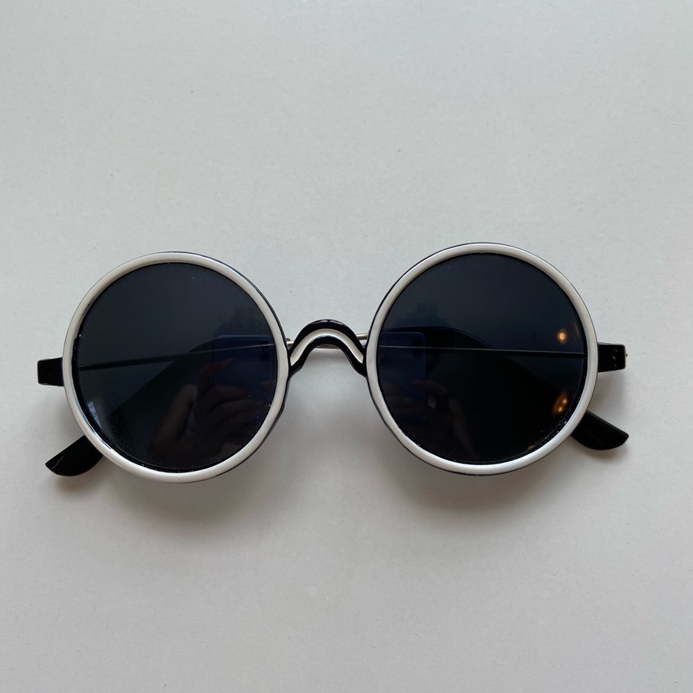 Round Sunglasses, Key-Hole Nose Piece